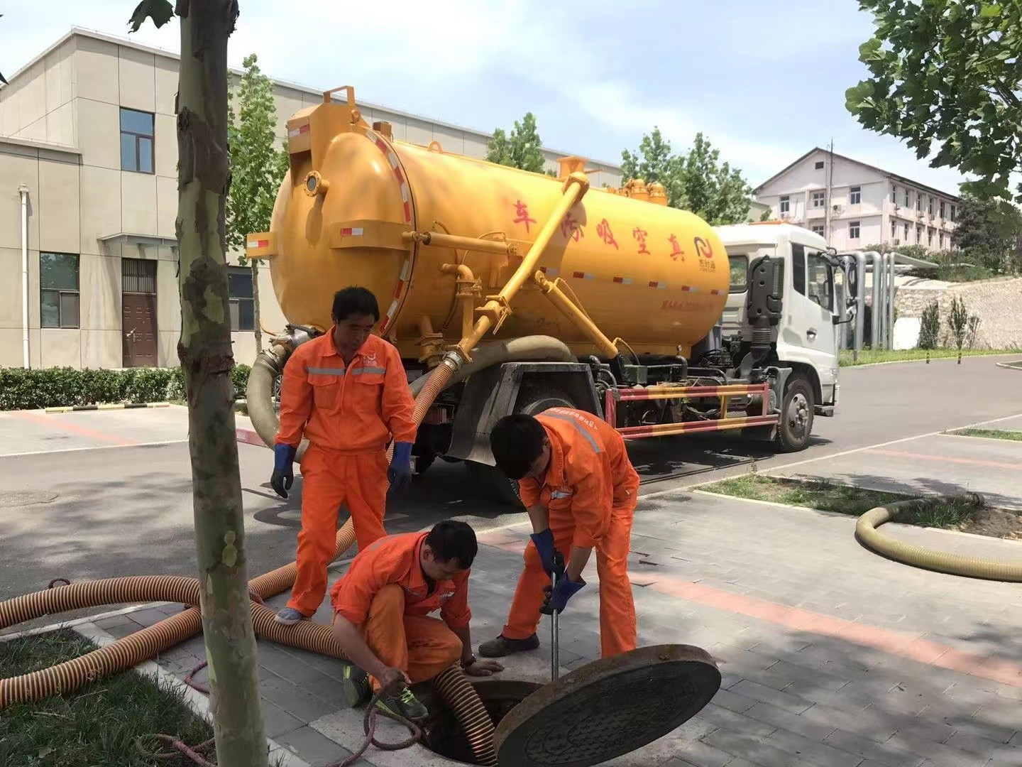 和龙管道疏通车停在窨井附近