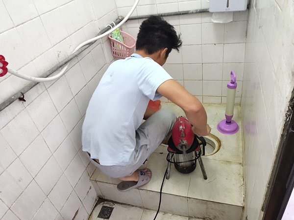 和龙管道堵塞冒臭气 专业师傅现场解决问题